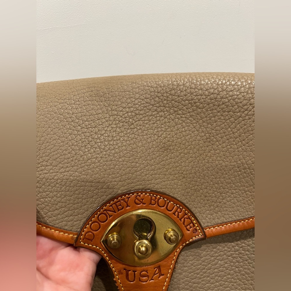 Vintage Dooney & Bourke taupe Cavalry scout shoulder bag - Picture 4 of 4